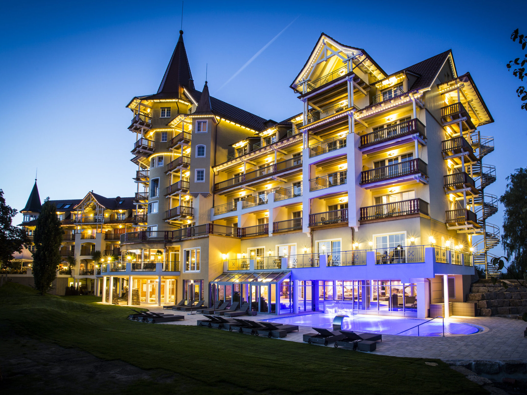 Außenansicht des Meiser SPA Resorts nahe Dinkelsühl bei Nacht mit Beleuchtung und Poolbereich