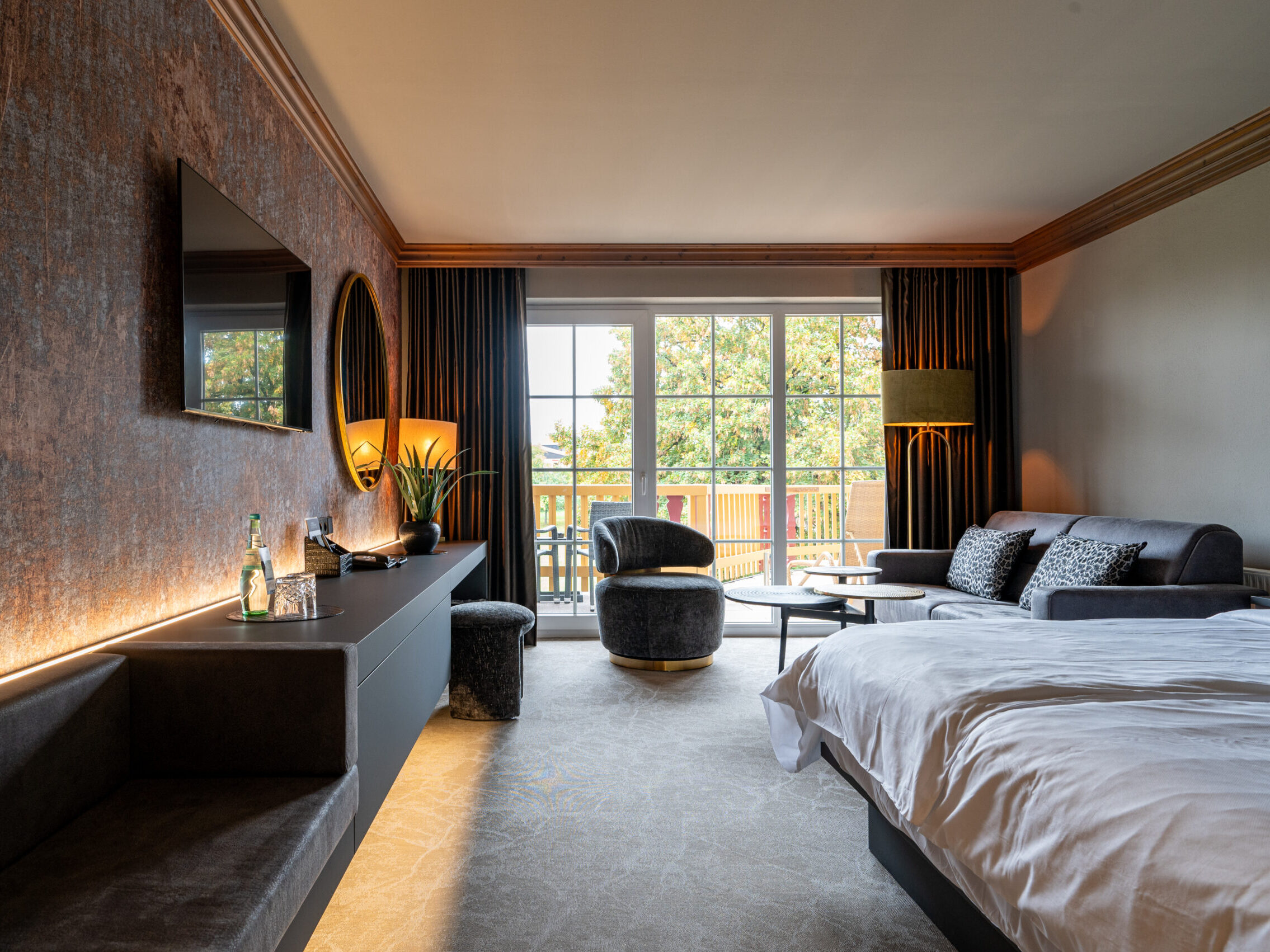Superior Zimmer modern mit direktem Balkonblick im Meiser SPA Resort.
