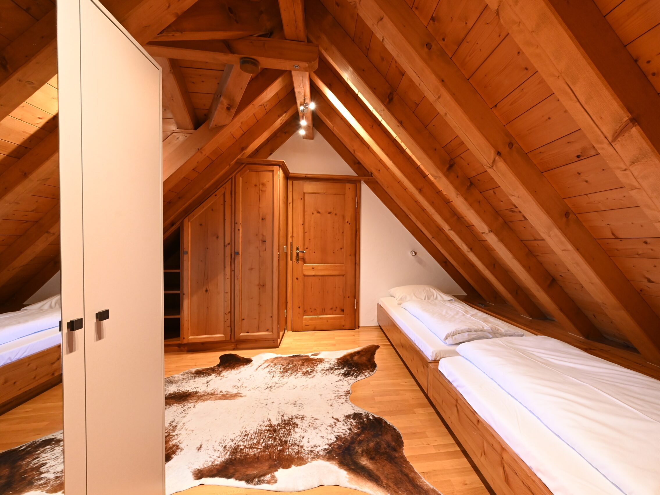 Einzelbetten im seperten Gästezimmer unterm Dach.