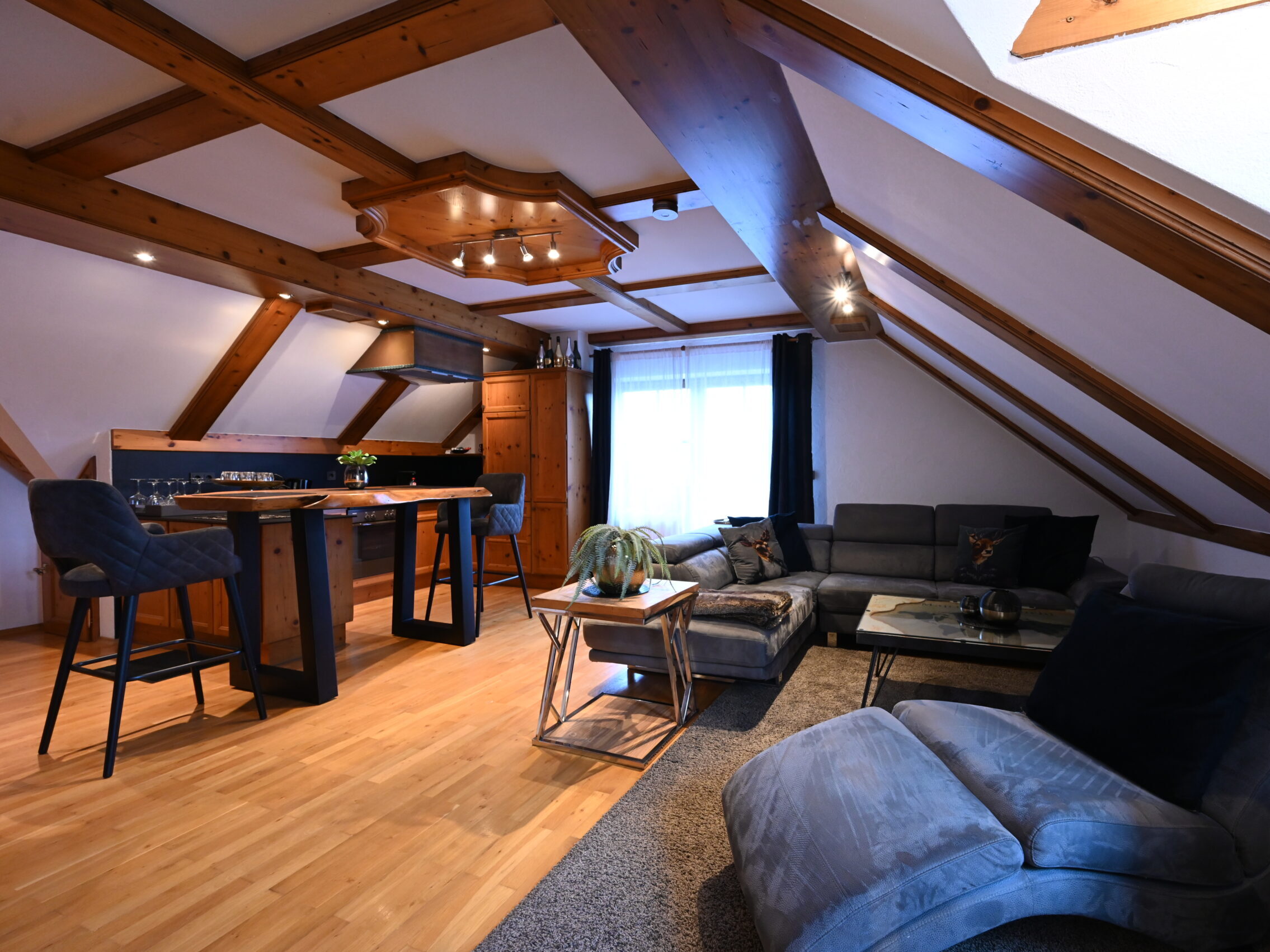 Großzügiger Wohnbereich im Chalet Kitzbühel Alpin Loft.