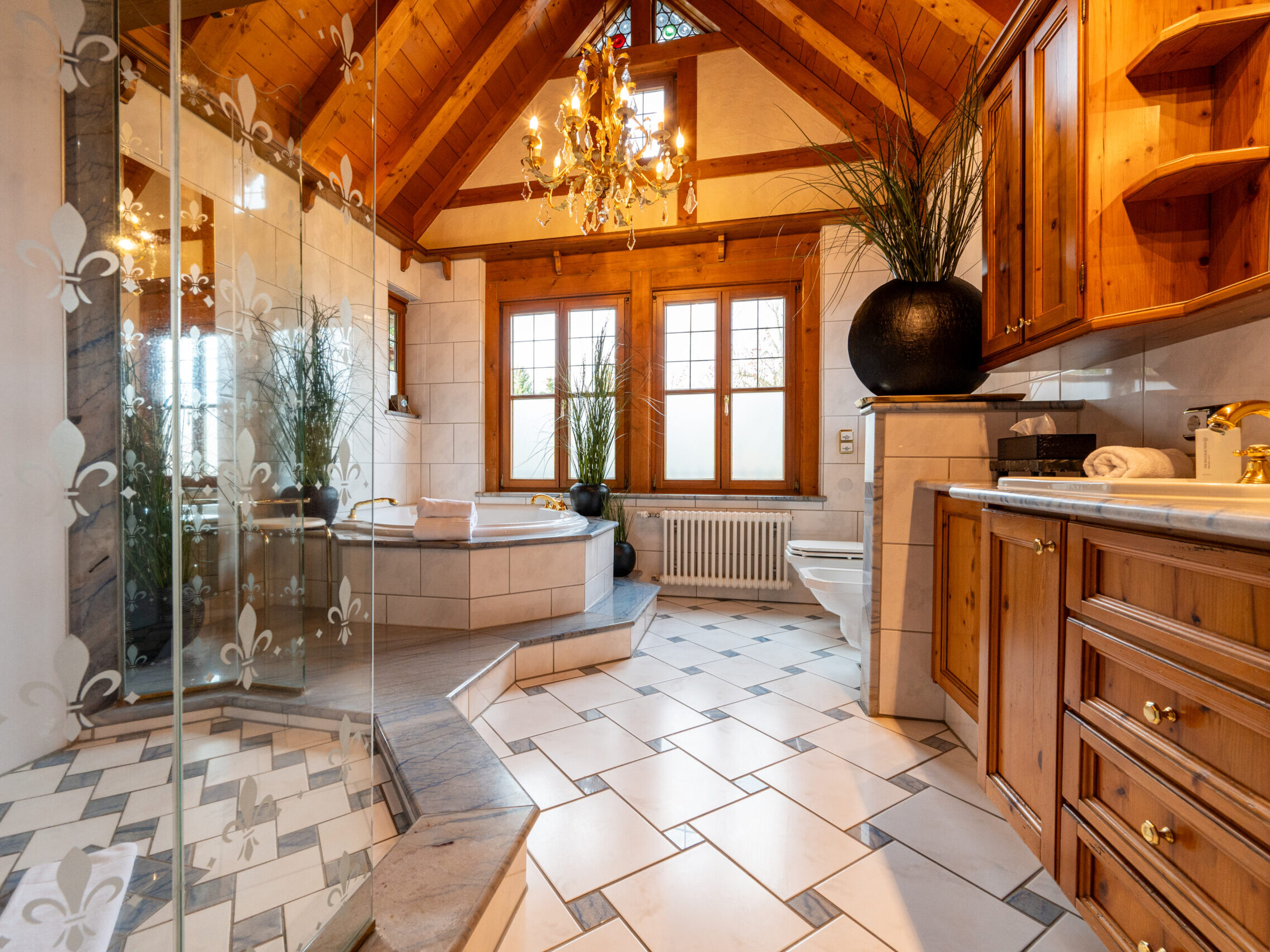 Großzügiges Badezimmer mit Dusche, Badewanne und edlen Design.