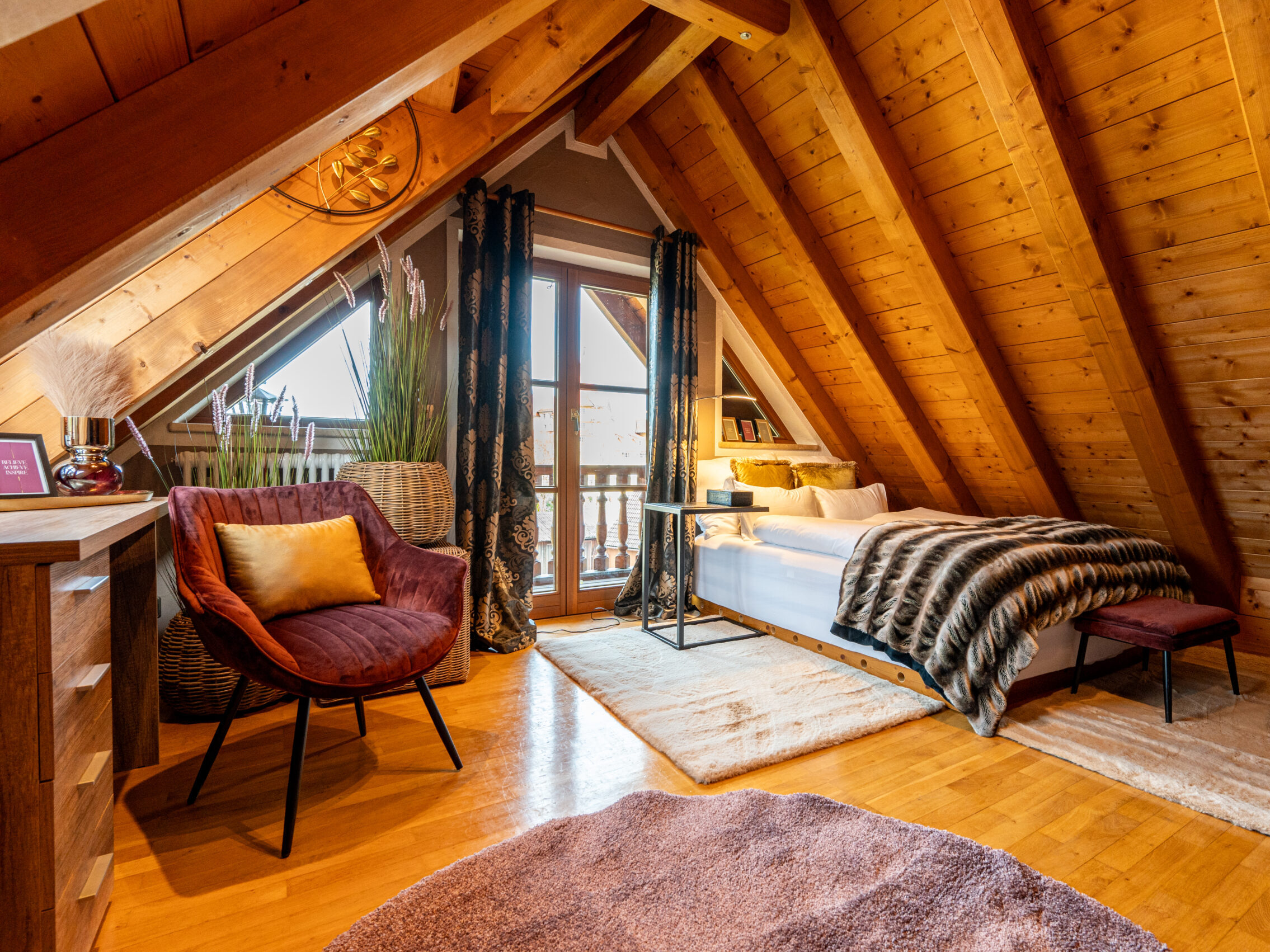 Seperates Schlafzimmer mit Einzelbett und einem gemütlichen Sessel.