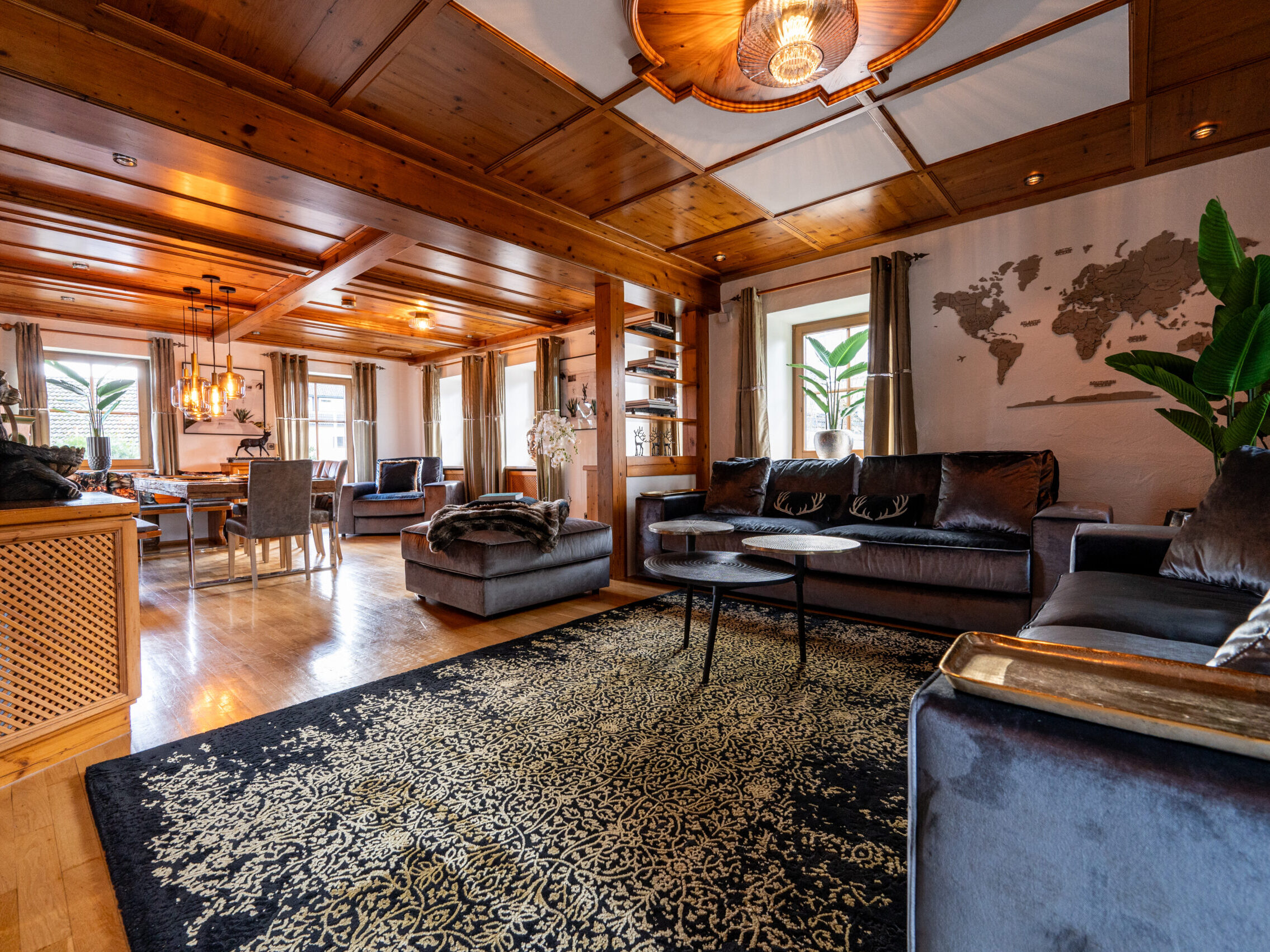 Offener Wohnbereich mit Couchlandschaft und Esstisch.