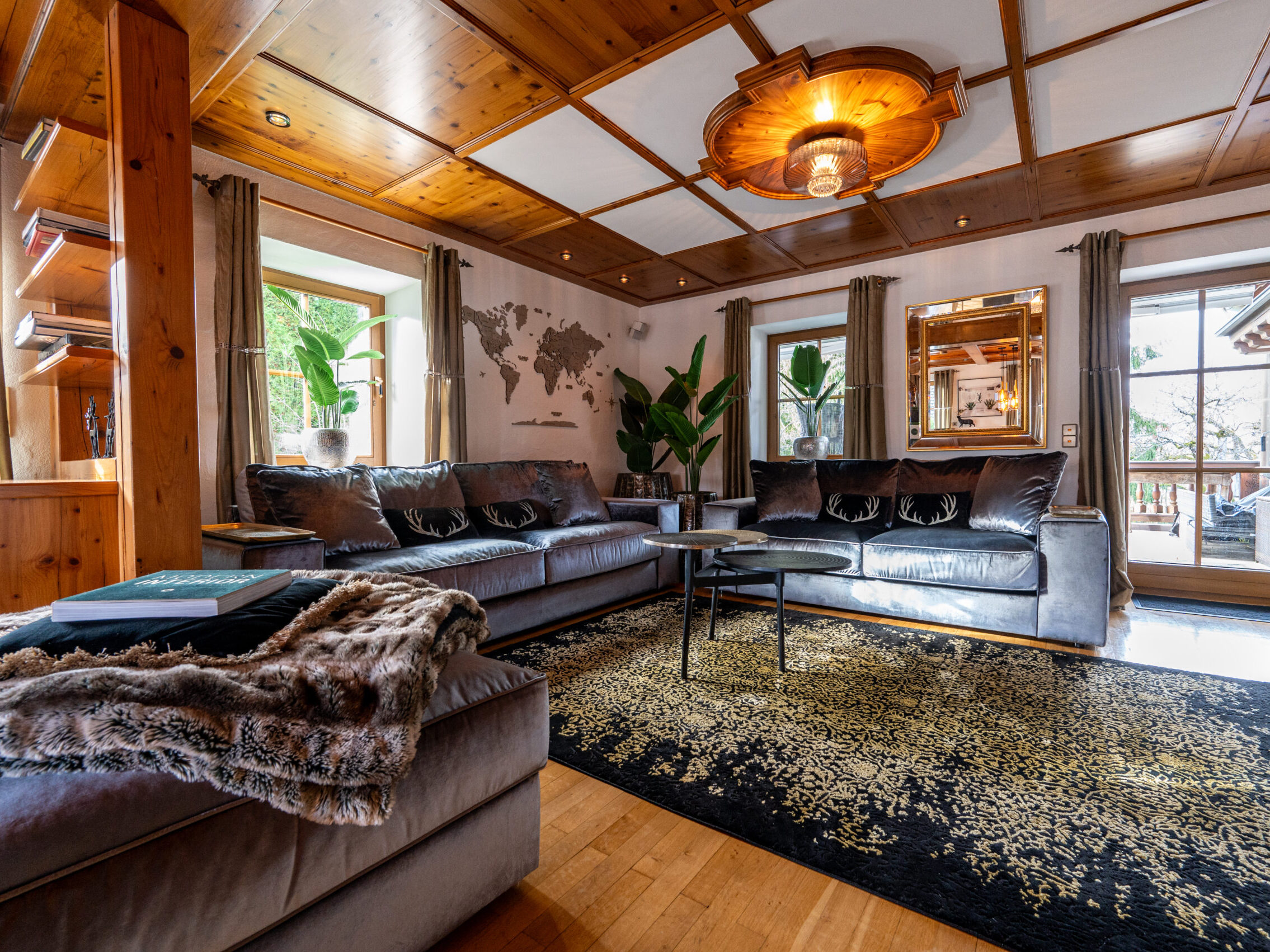 Großzügiges Wohnzimmer im Chalet Kitzbühel Grand Lodge.