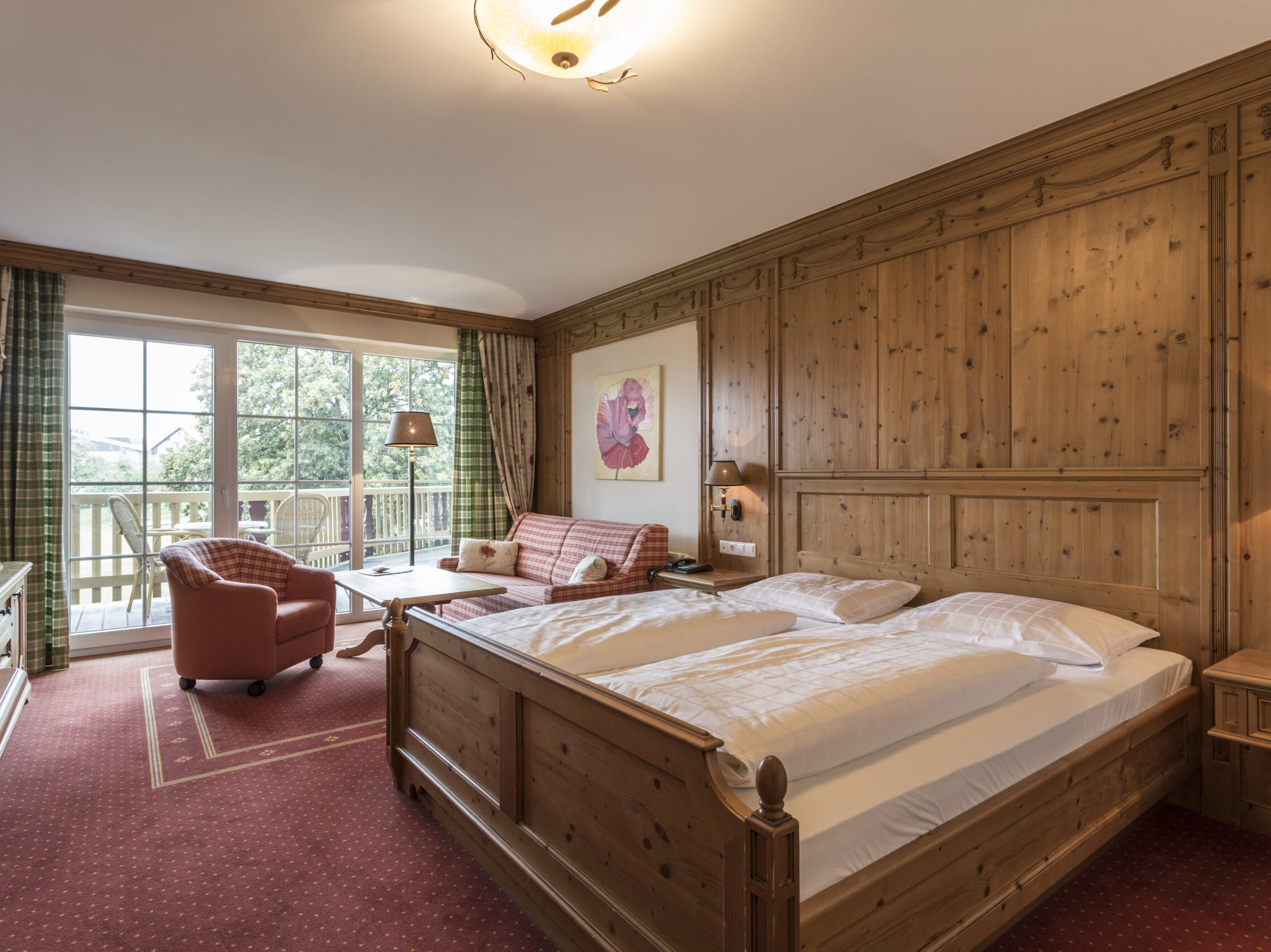Gemütliches Comfort Zimmer im Landhausstil mit Balkon und Blick auf den Garten