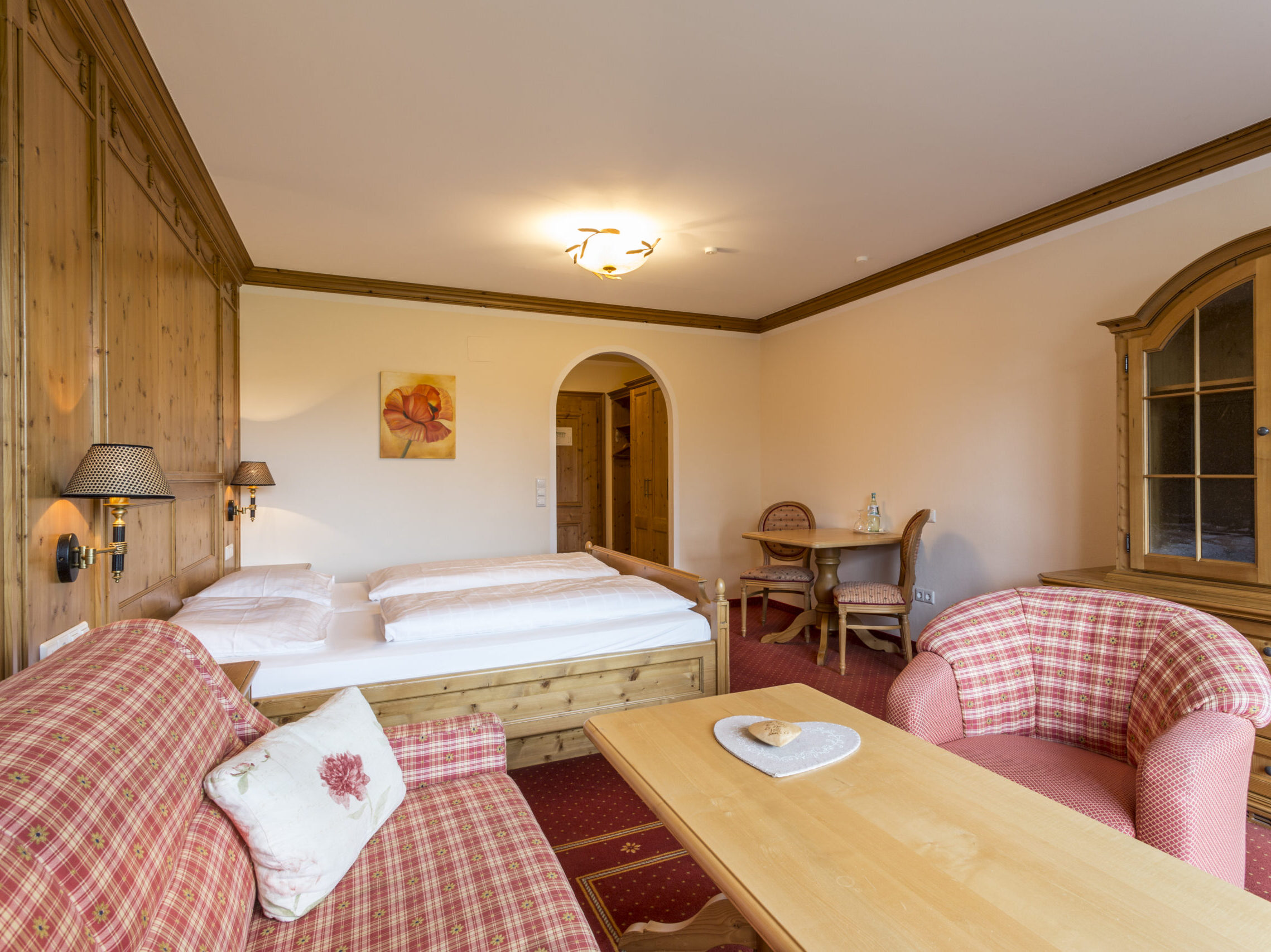 Großzügiges Comfort Zimmer mit Balkon im Landhausstil mit Doppelbett, Sitzecke und Schreibtisch