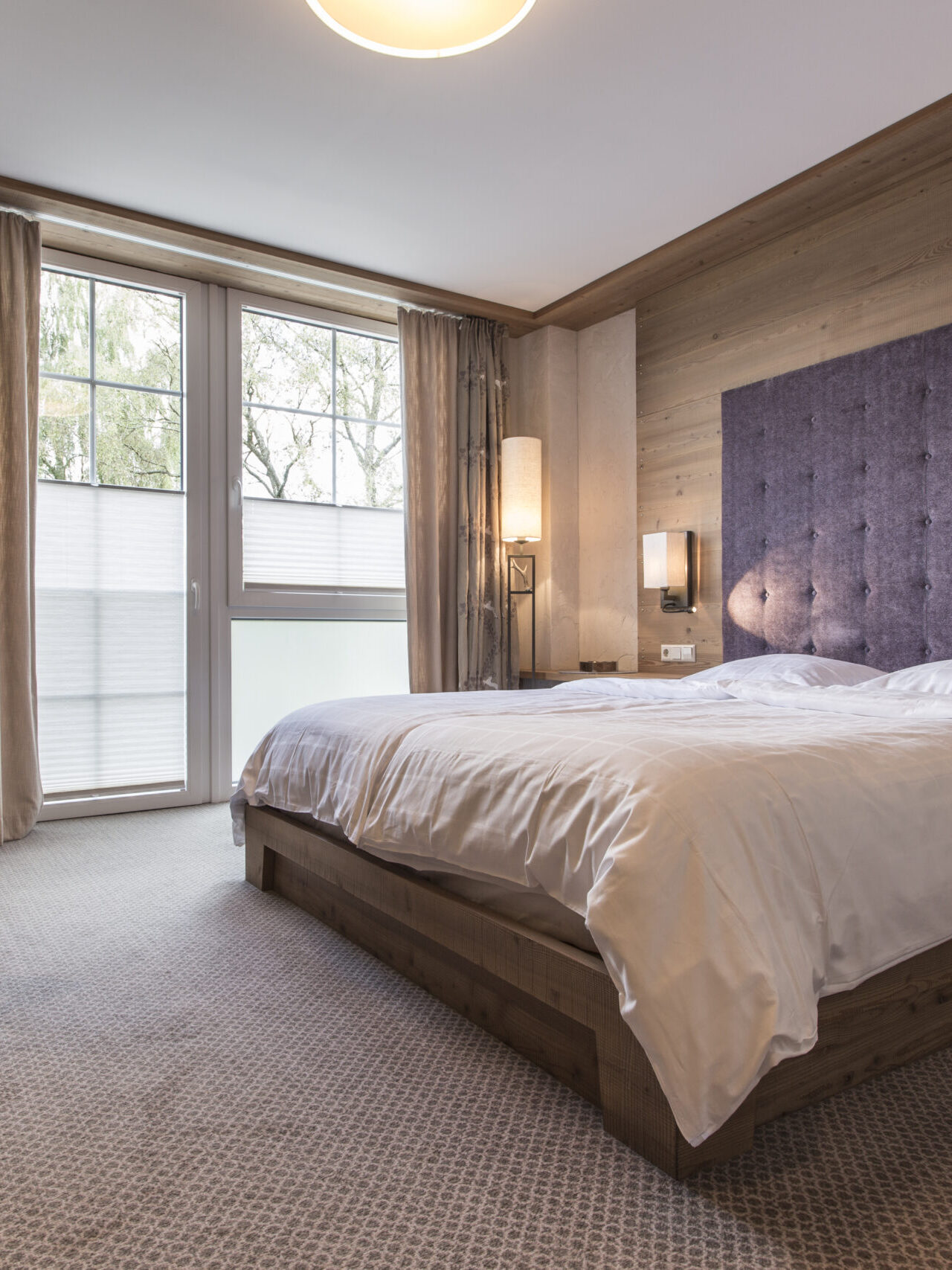 Comfort Zimmer im alpinen Stil mit großem Doppelbett nahe Dinkelsbühl