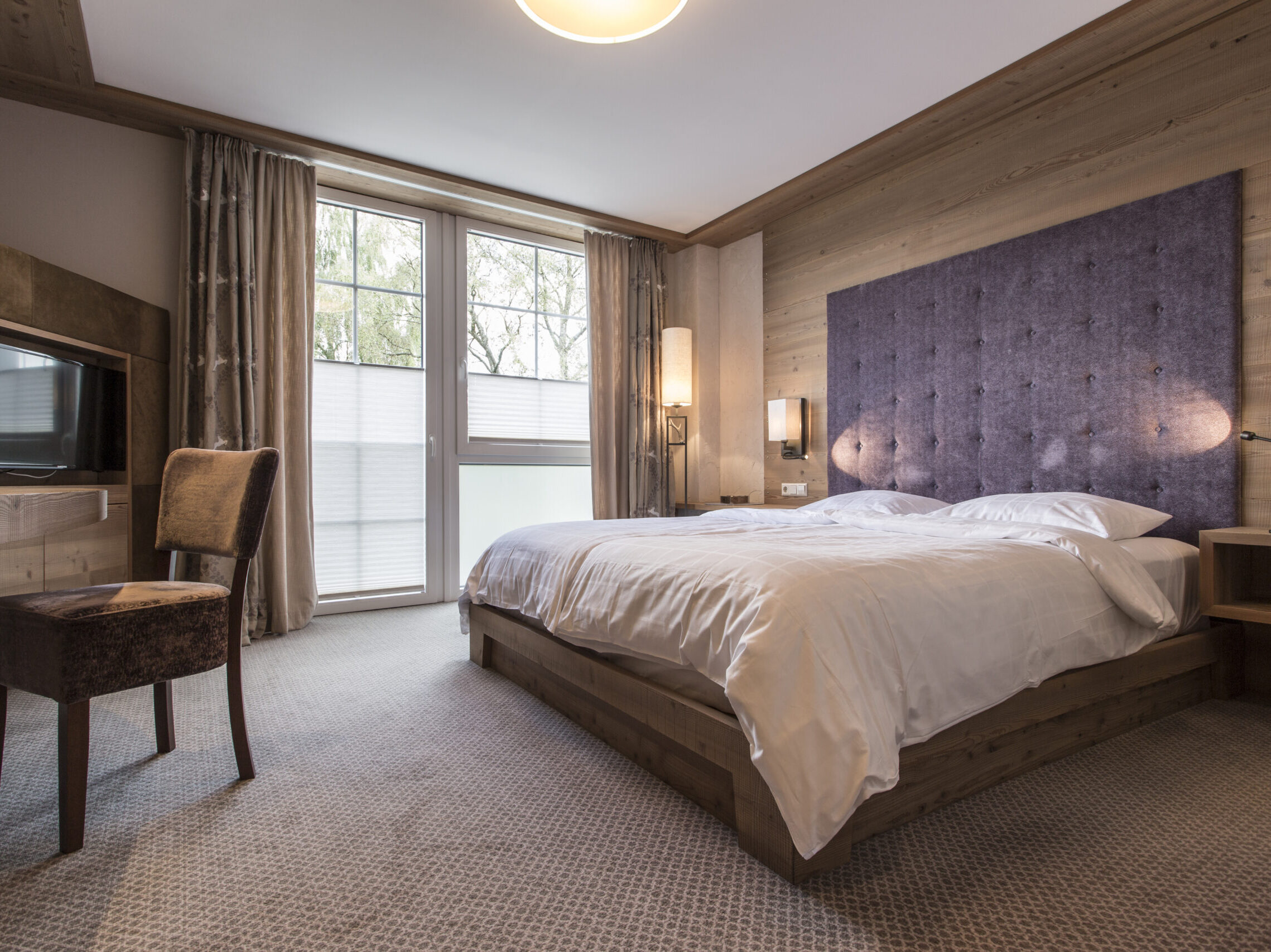 Comfort Zimmer im alpinen Stil mit großem Doppelbett nahe Dinkelsbühl