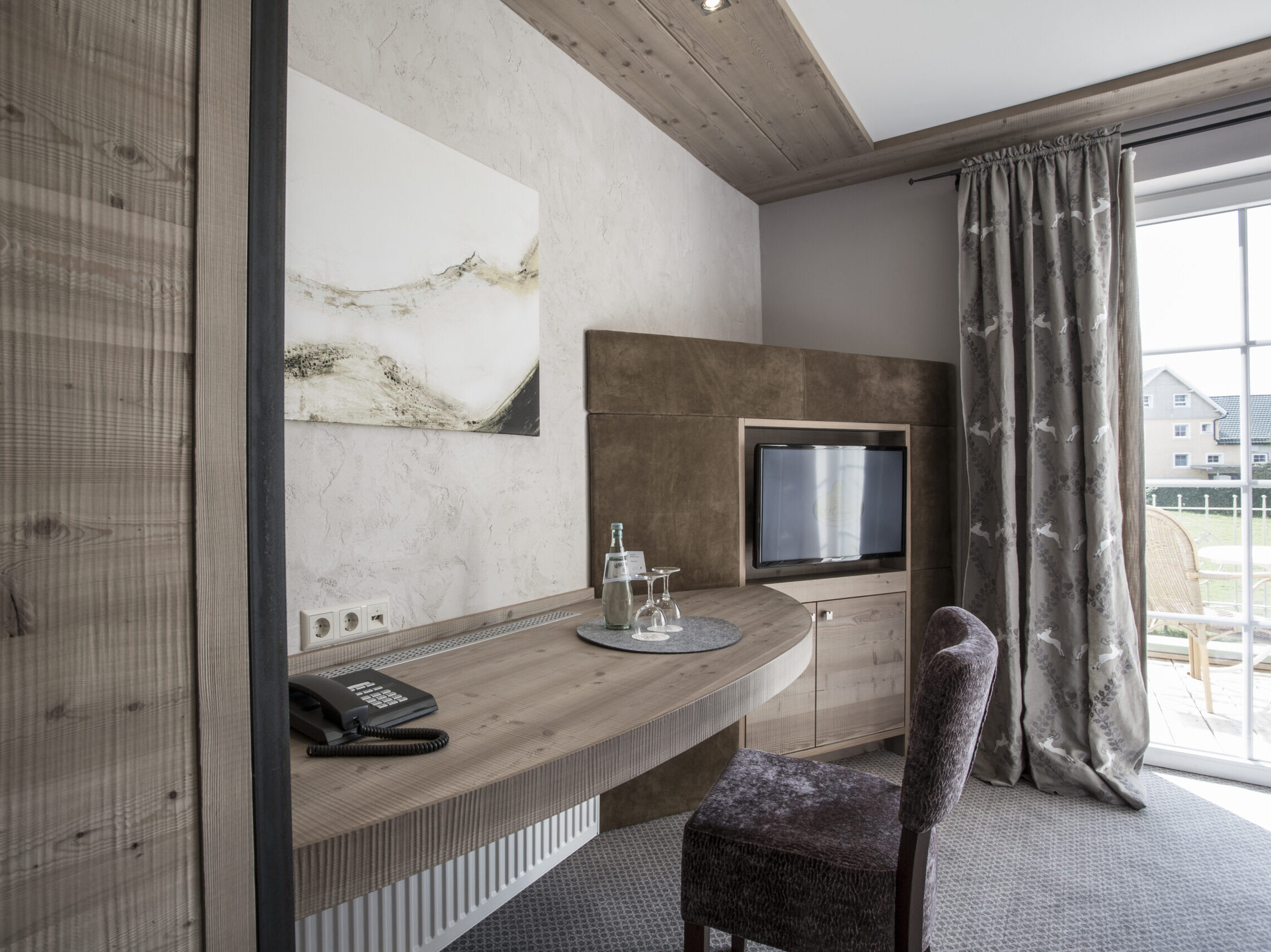 Hochwertiger Schreibtischbereich im Comfort Zimmer mit Balkon mit Flachbild-TV, stilvollem Kunstwerk und Balkonblick