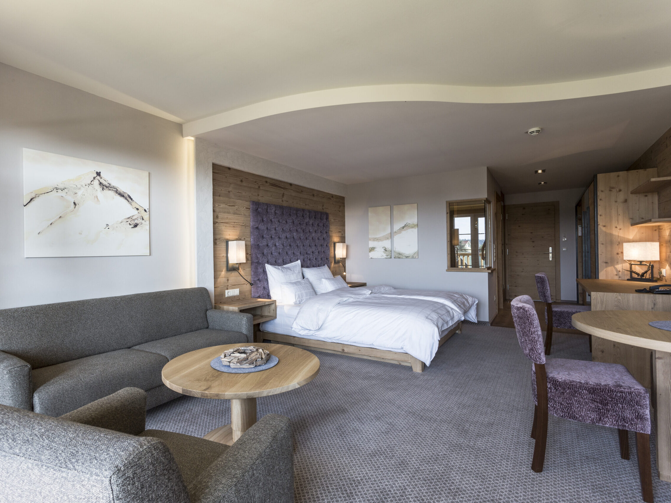 Junior Suite Superior mit Balkon mit komfortablem Doppelbett, Couch und Balkonzugang nahe Dinkelsbühl