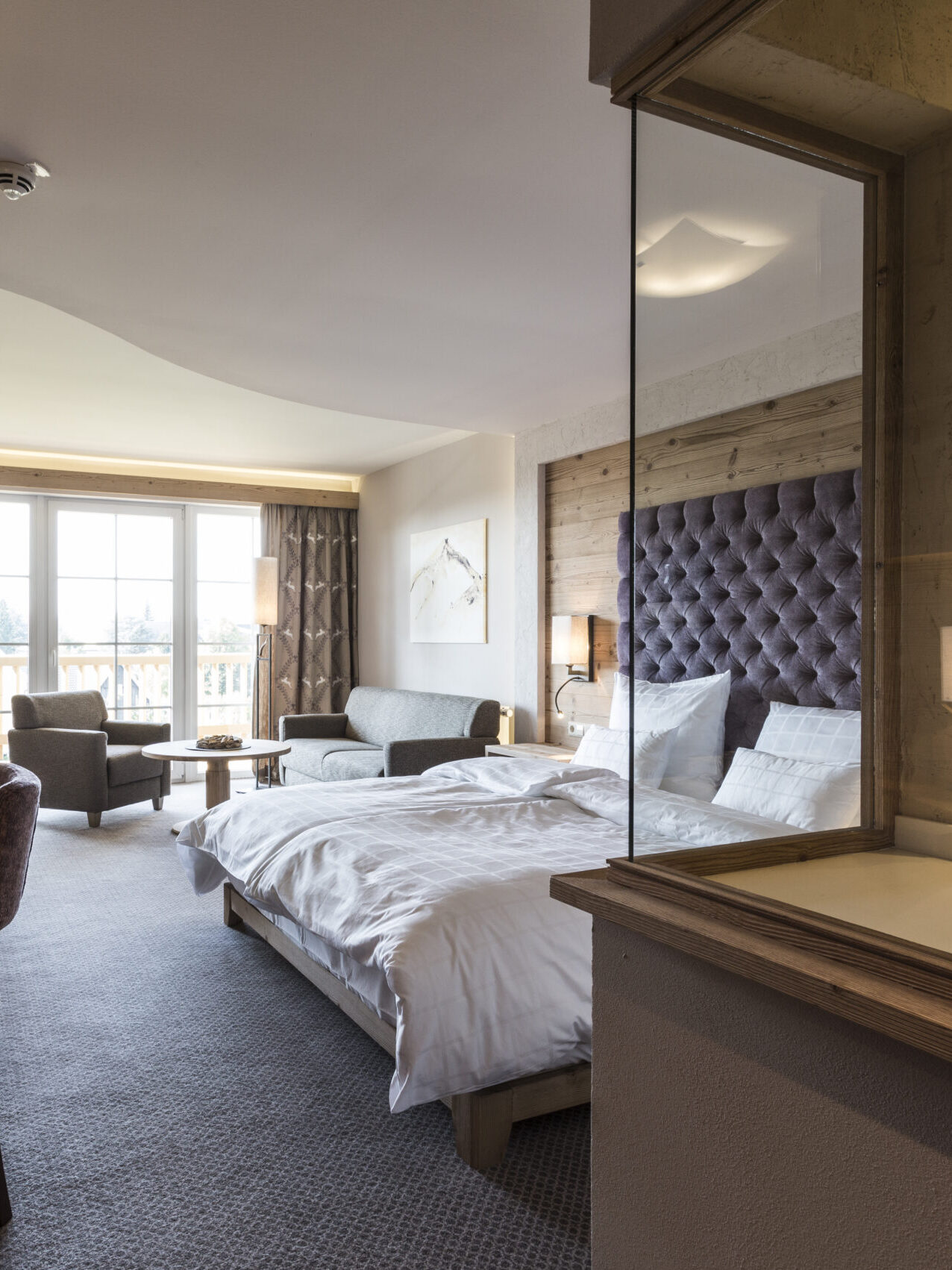 Junior Suite Superior mit Balkon mit großzügigem Wohnbereich, Schreibtisch und Südbalkonblick in der Nähe von Dinkelsbühl