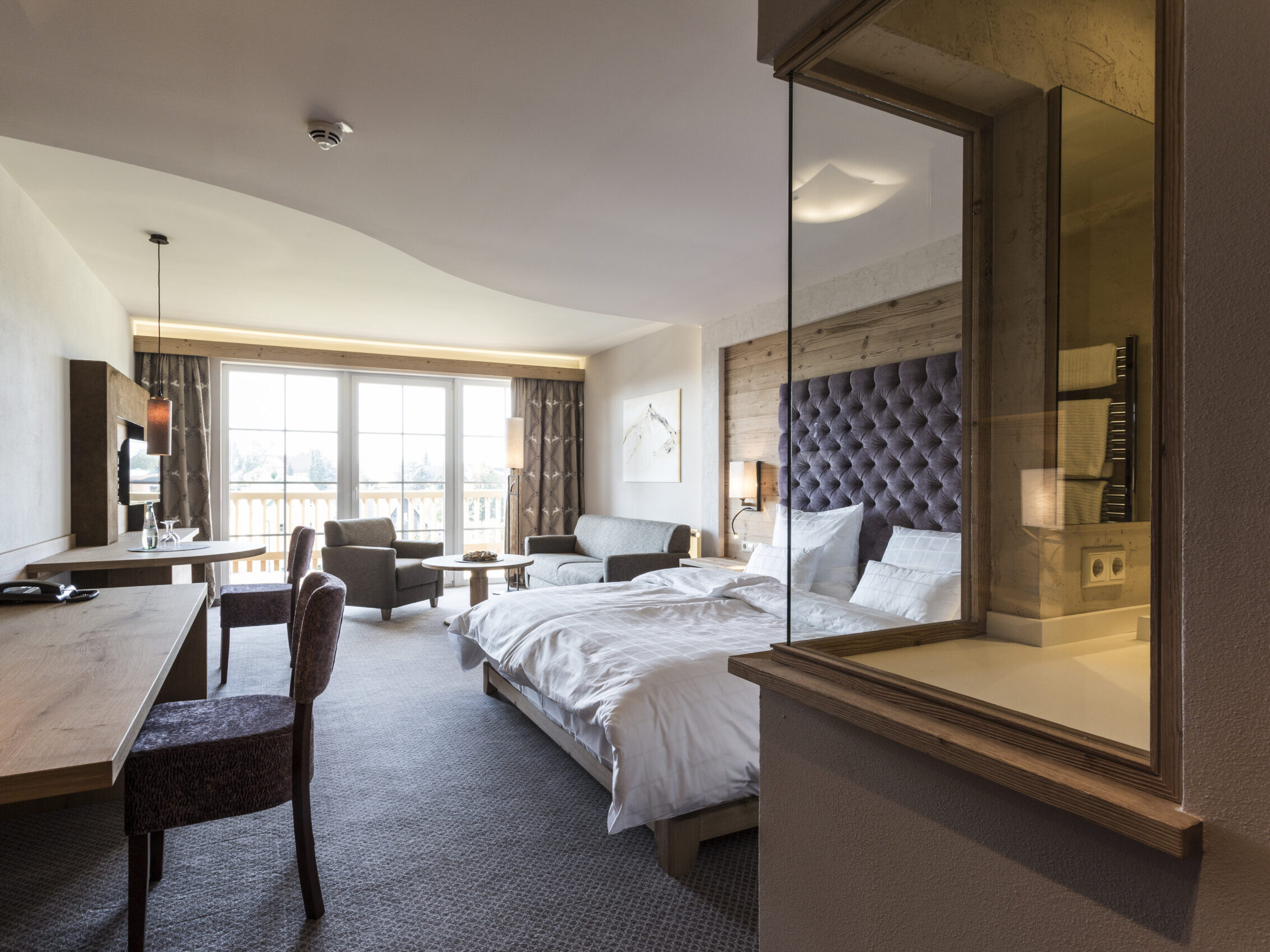 Junior Suite Superior mit Balkon mit großzügigem Wohnbereich, Schreibtisch und Südbalkonblick in der Nähe von Dinkelsbühl