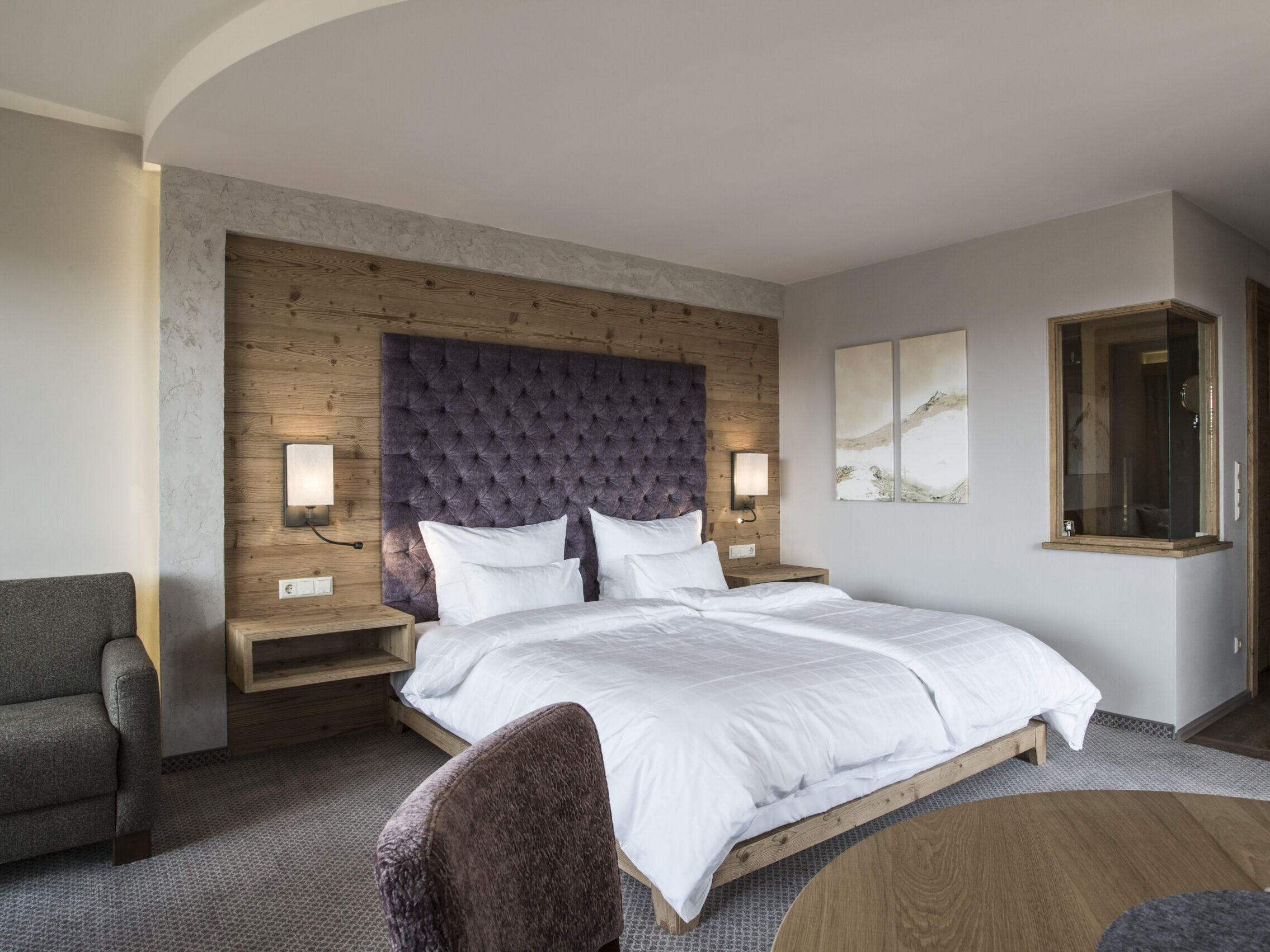 Junior Suite Superior Plus mit zwei Balkonen, komfortablem Doppelbett und Wohnbereich nahe Dinkelsbühl