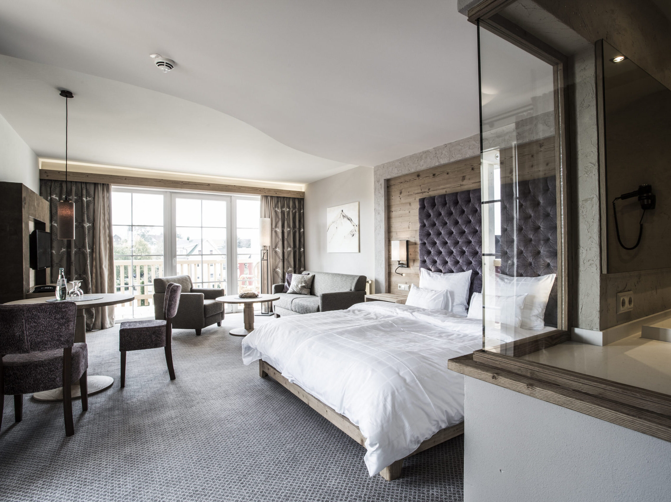 Junior Suite Superior Plus mit zwei Balkonen für bis zu 5 Personen mit Doppelbett, Sitzecke und Balkonblick Richtung Süden