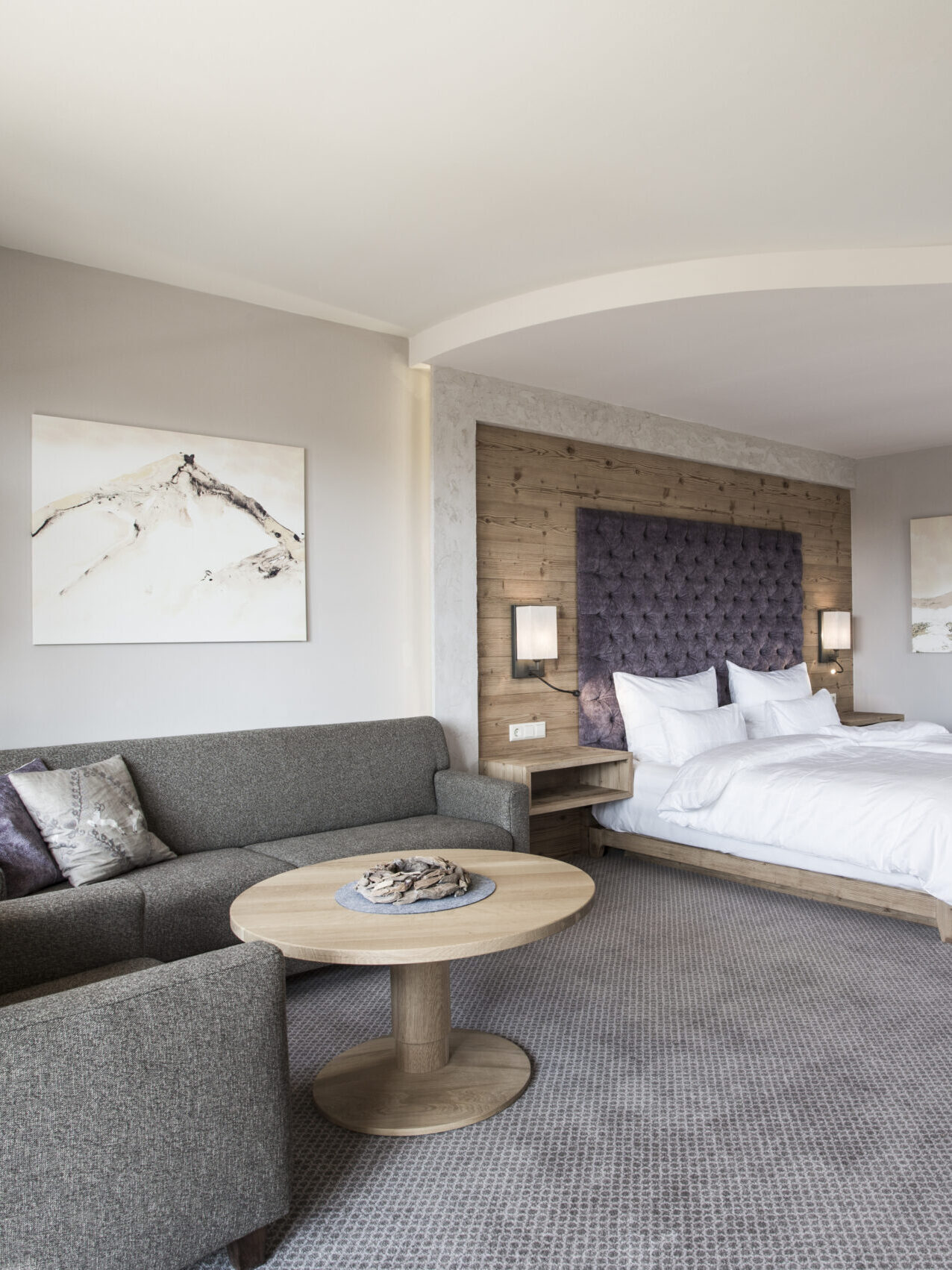 Junior Suite Superior Plus mit Balkon mit großzügigem Wohnbereich, Schreibtisch und zwei Balkonen in der Nähe von Dinkelsbühl