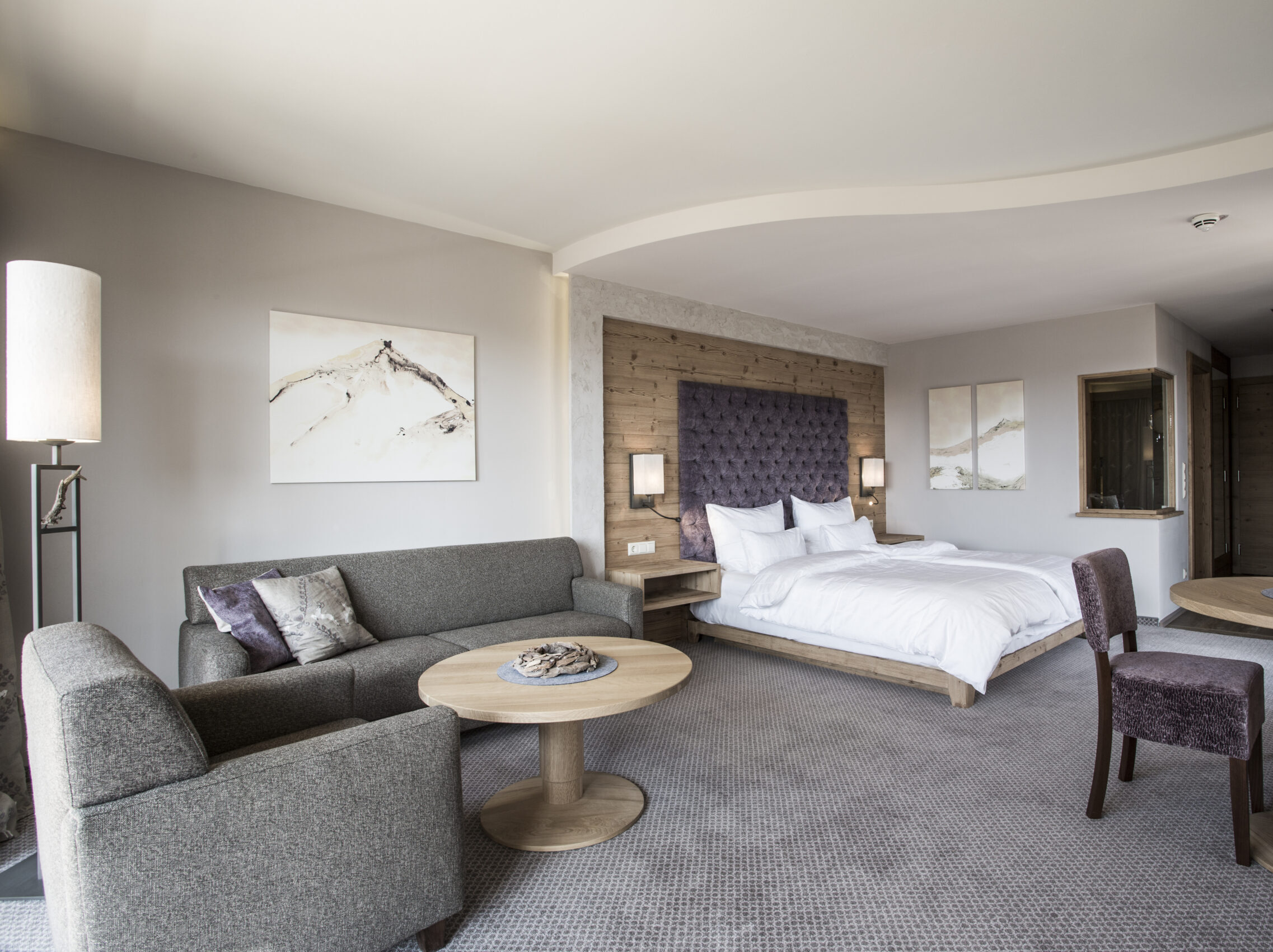 Junior Suite Superior Plus mit Balkon mit großzügigem Wohnbereich, Schreibtisch und zwei Balkonen in der Nähe von Dinkelsbühl