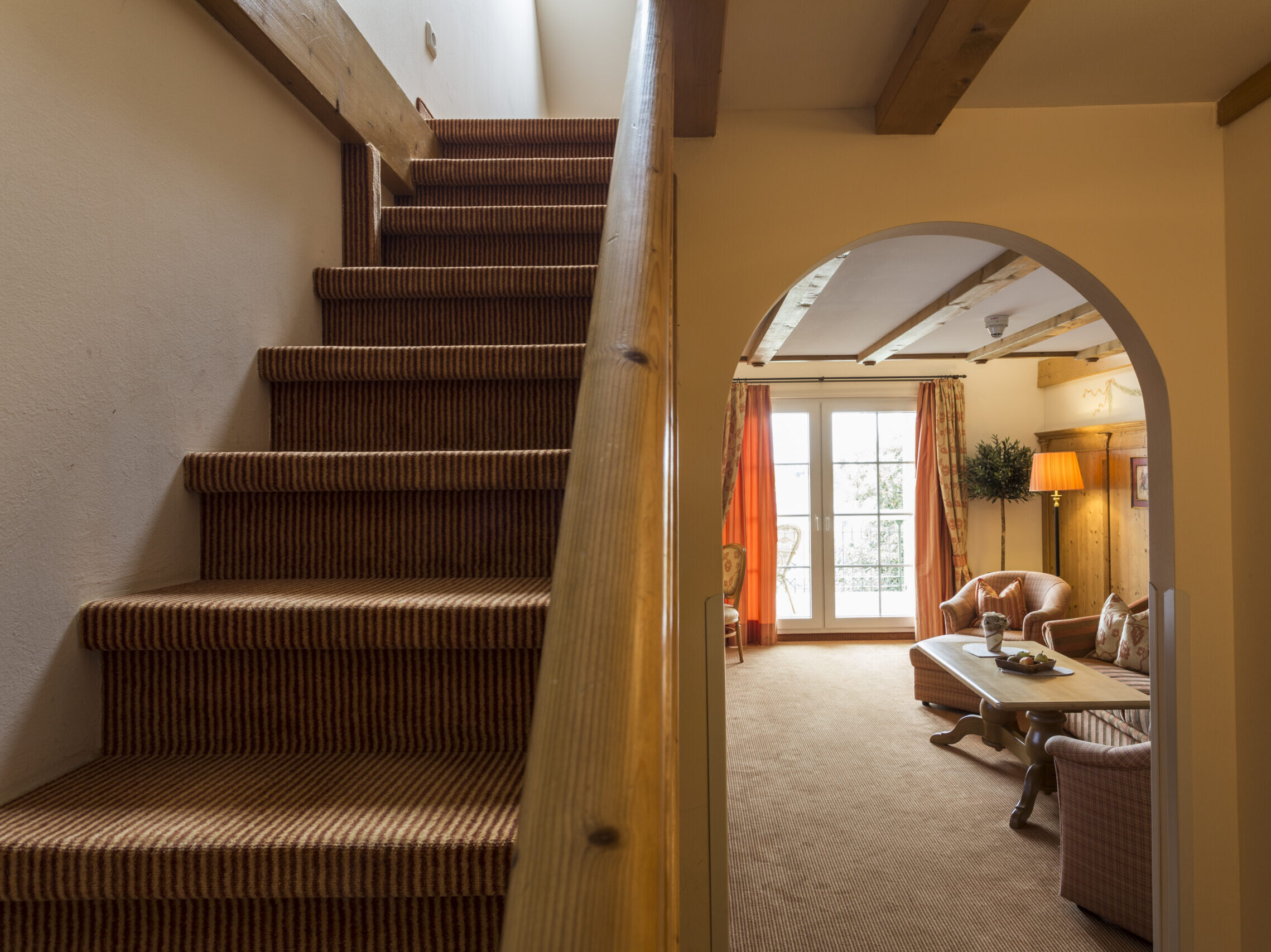 Treppenaufgang mit Teppich in der Premium Suite.