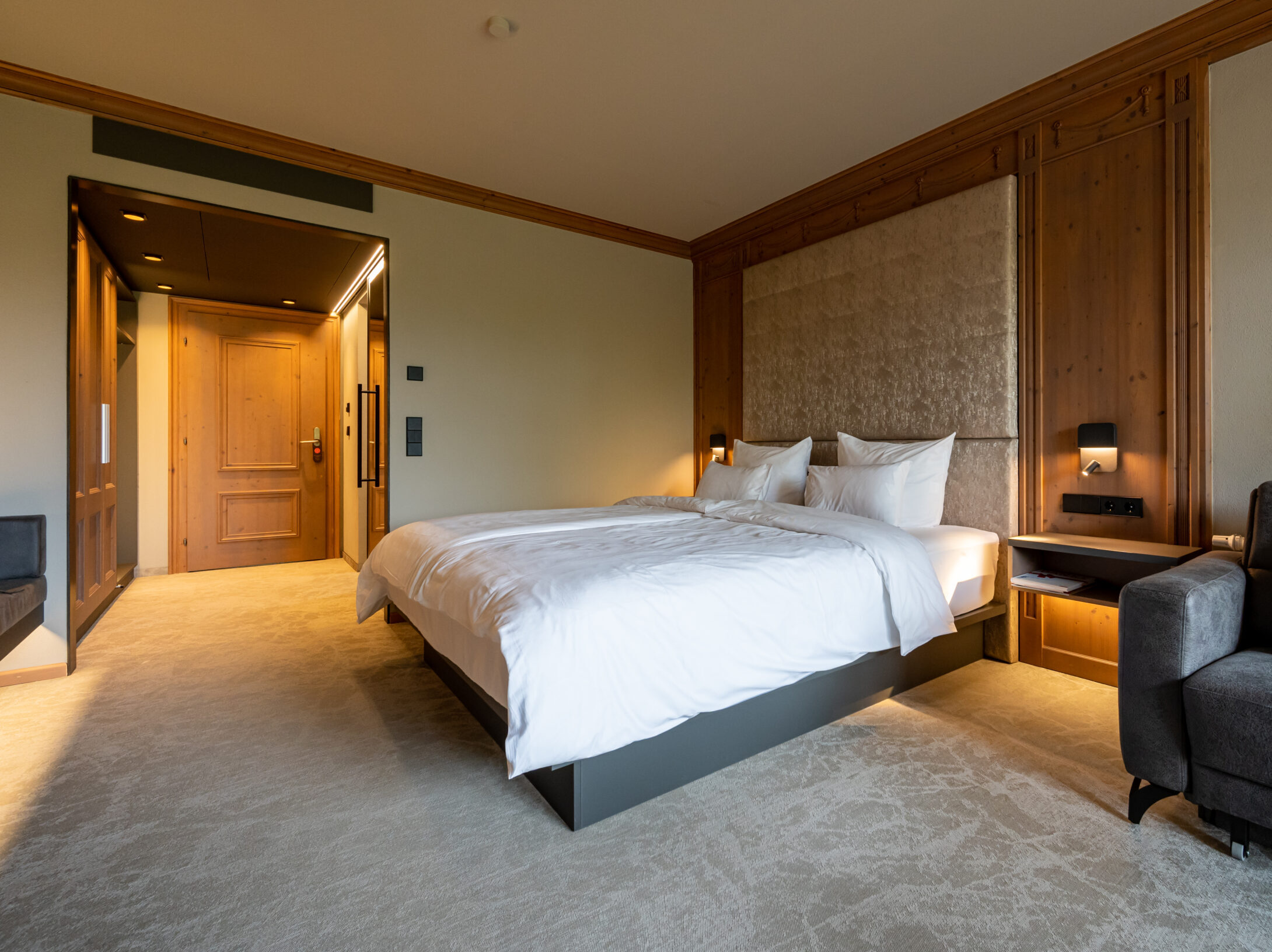Modernes Schlafzimmer im Superior Zimmer modern im Meiser SPA Resort.