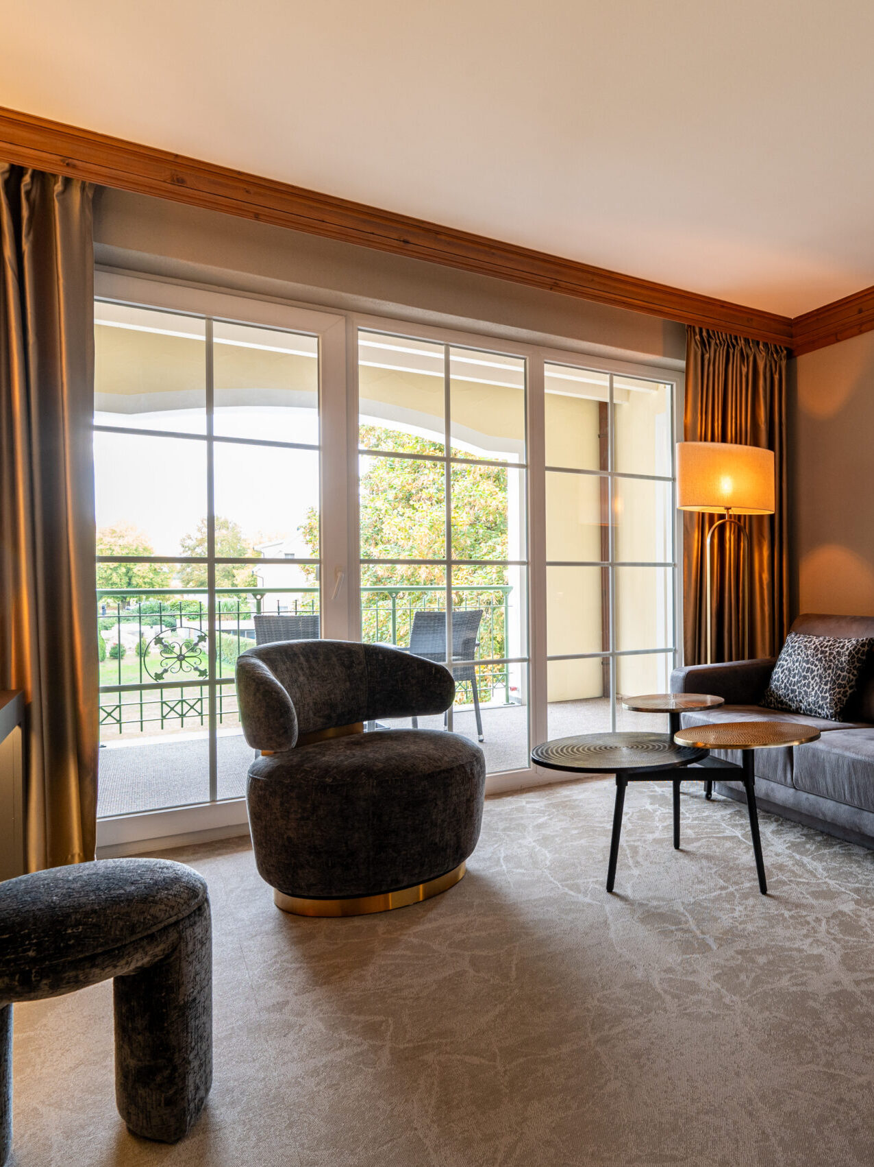 Modernes Superior Zimmer mit Balkon und Sitzecke im Meiser SPA Resort