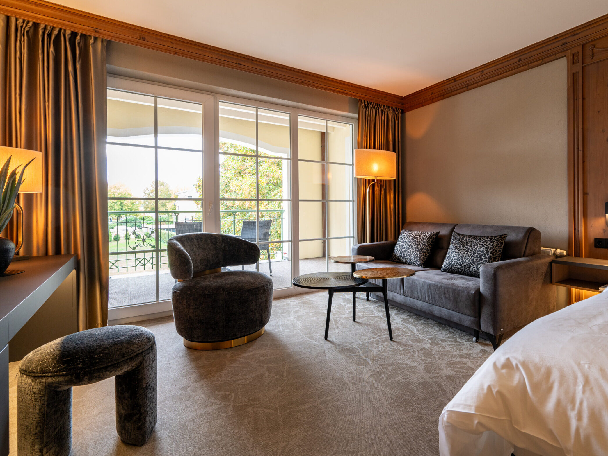 Modernes Superior Zimmer mit Balkon und gemütlicher Sitzecke im Meiser SPA Resort.
